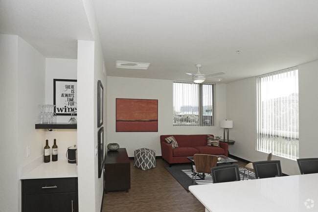 1BR, 1BA - 640 SF - Residences on Farmer