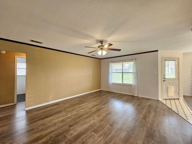 Photo - AMAZING RENT SPECIAL & MOVE IN READY!