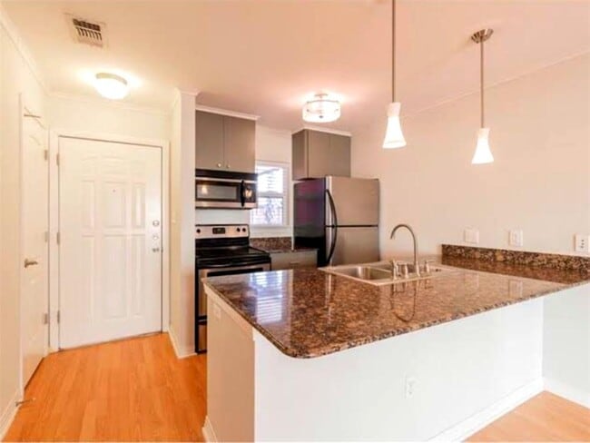 Building Photo - 1422 Collier St Unit 206