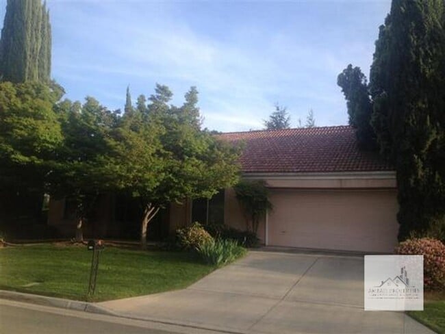 Building Photo - Beautiful Woodward Lake home on a large corner lot.