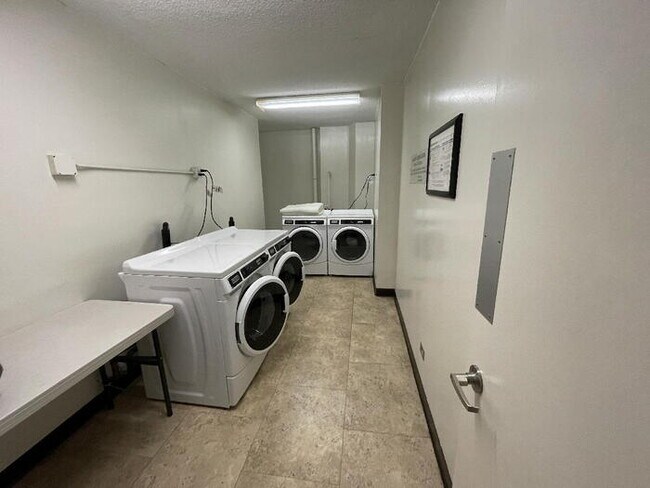 Photo - PACIFIC GRAND studio, sec, A/C, pool, pkg ... Unit 709