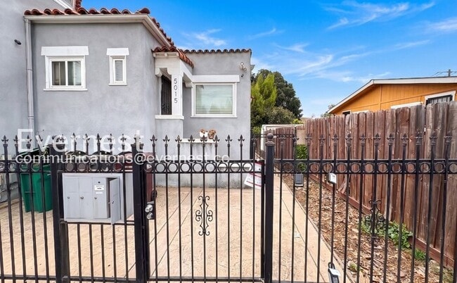 Building Photo - 5015 Melrose Ave Unit c