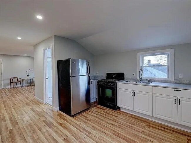 21 Ashton St Unit 3