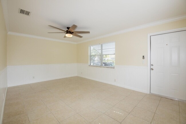 Photo - 125 S F St