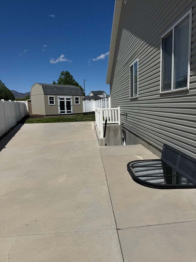 Side yard (2) - 6672 W Valley Oak Dr