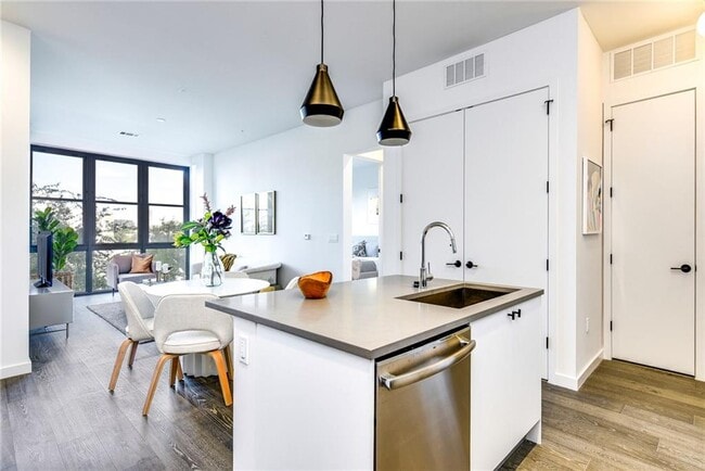 Photo - 800 Embassy Dr Unidad 416