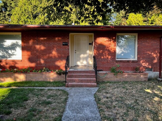 Photo - Home in Bremerton close to PSNS.