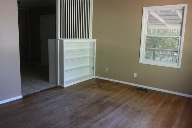 Photo - 2011 W Broad Ave