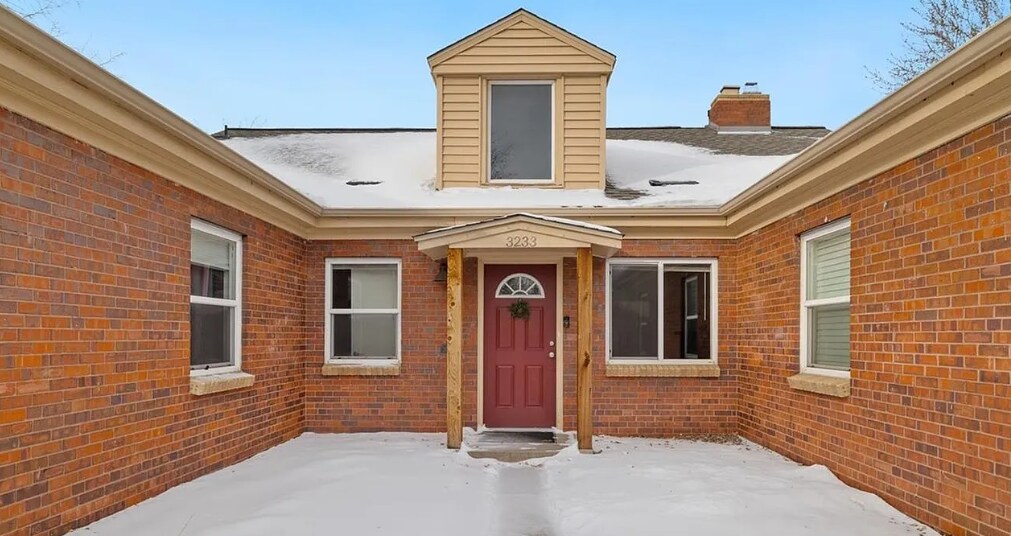 Photo - 3233 Ivanhoe St