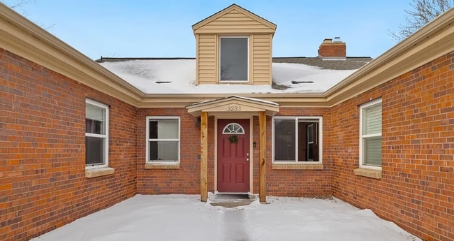 Building Photo - 3233 Ivanhoe St