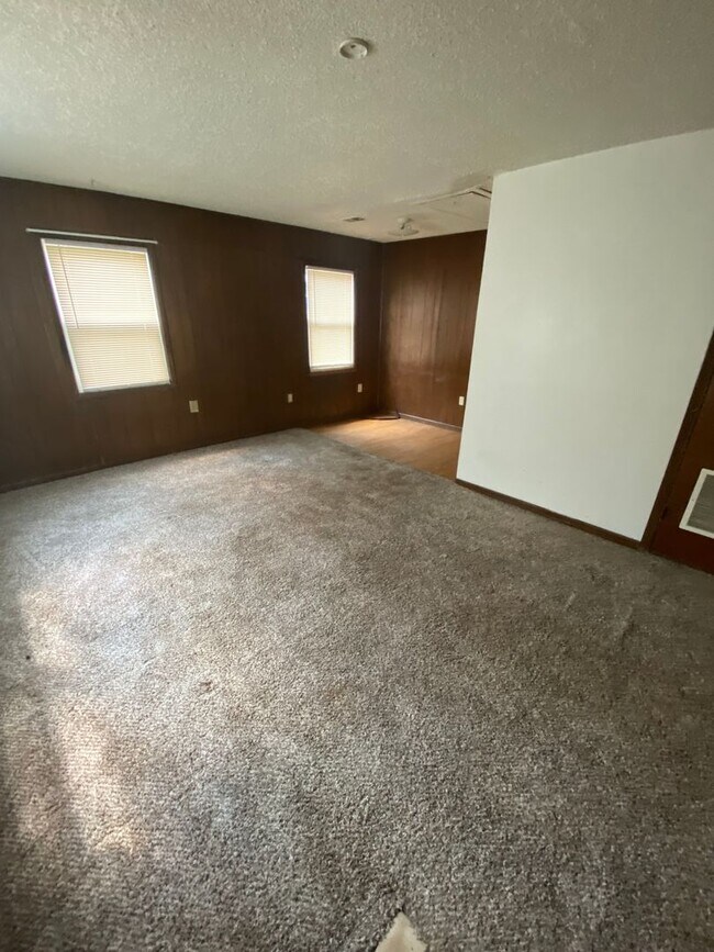 2 Bedroom House for w/Fenced in Yard House Rental in Topeka, KS