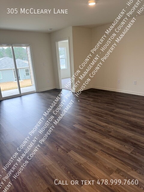 Photo - 305 McCleary Ln