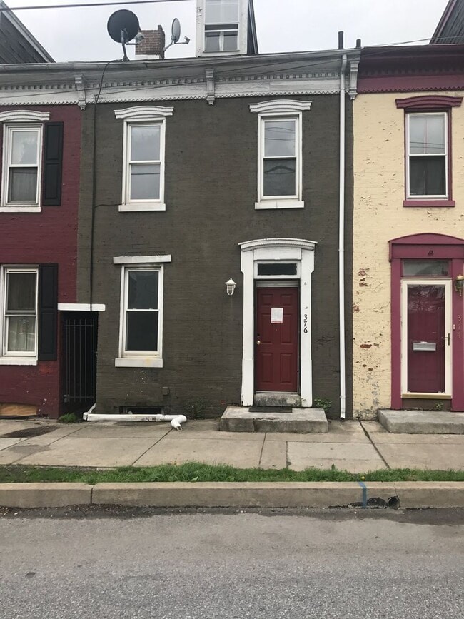 Building Photo - Coming Soon - Spacious 3 Bedroom, 1 Bath H... Rental