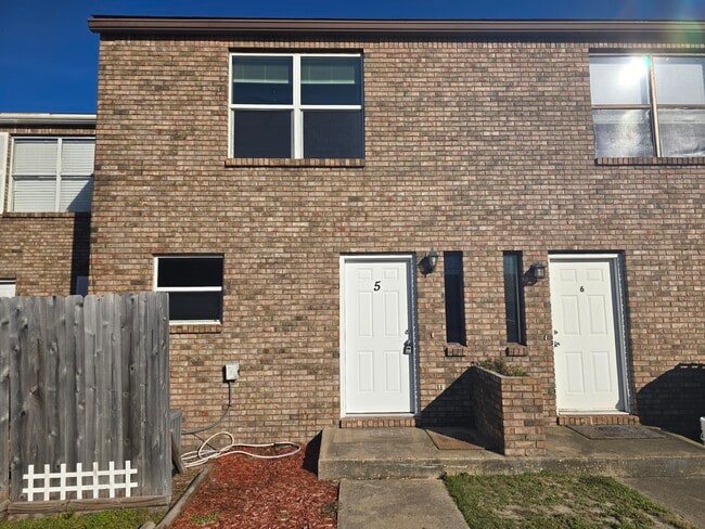 Building Photo - 206 Ann Cir