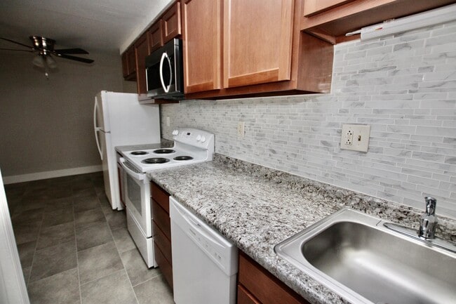 Photo - OAK MANOR -- 052