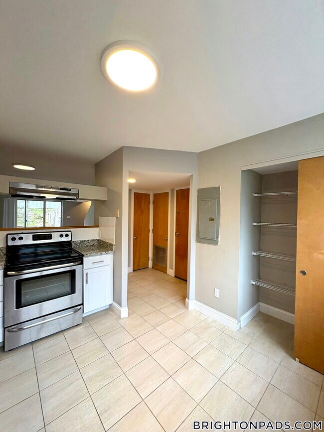 Photo - 150 N Beacon St Unidad A1