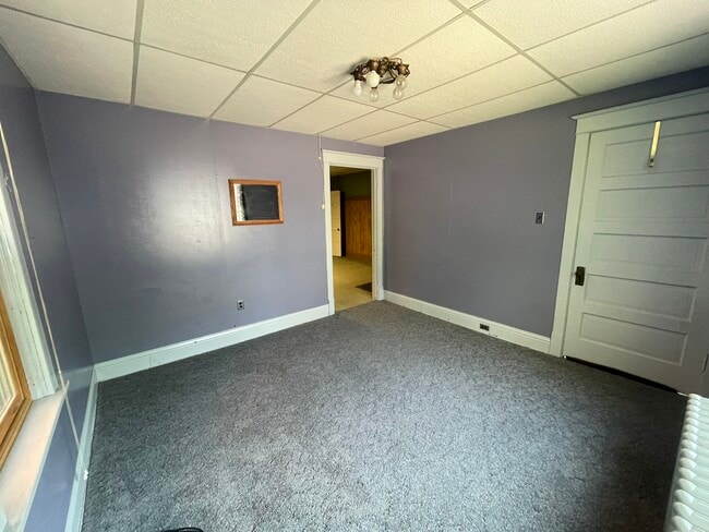 Dormitorio con vista a la sala de estar principal. - 216 E Franklin St Unidad APT 1