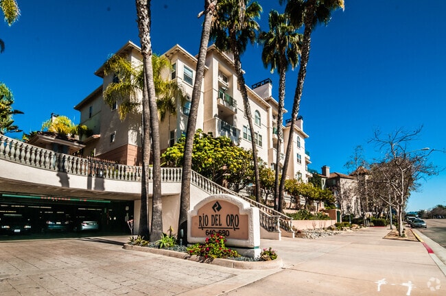 Building Photo - Spacious 2 Bed / 2 Bath Condo + Loft  in M... Unit 1402