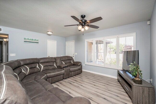 951 W La Jolla Dr