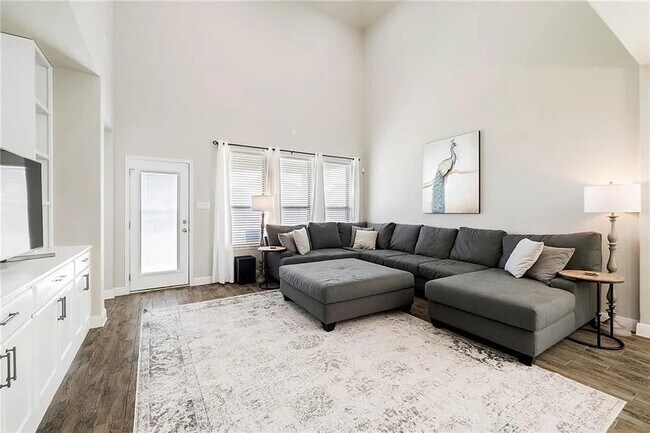 Photo - 165 Carlina Lp