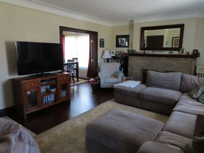 Photo - 1157 Beaconsfield Ave