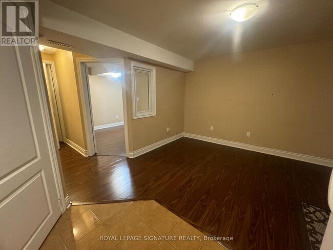 Photo - 427 Comiskey Crescent