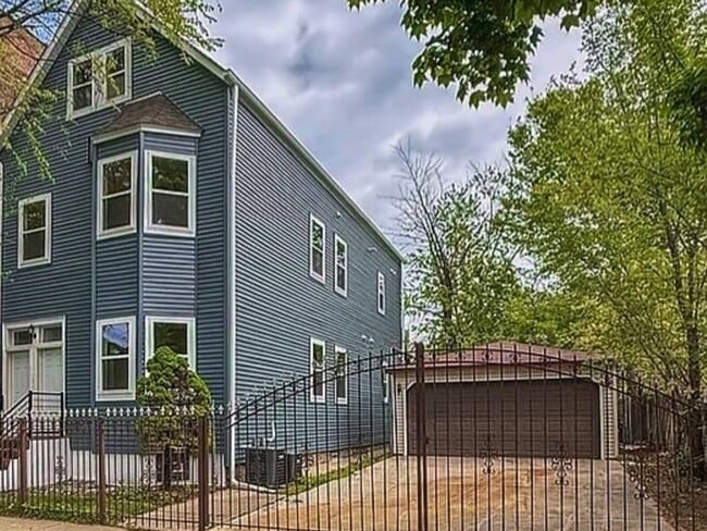 Building Photo - 6445 S Rhodes Ave Rental