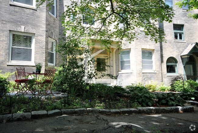 Building Photo - Large 3 bed in Brookline Rental