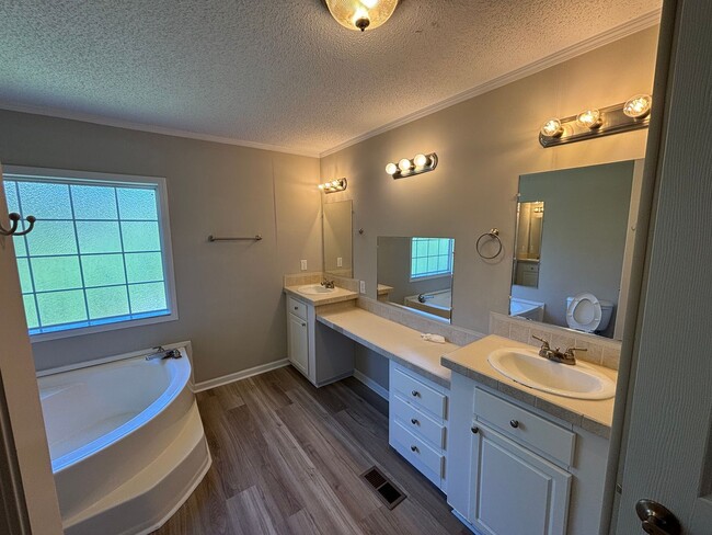 Photo - 1642 Oakwood Rd