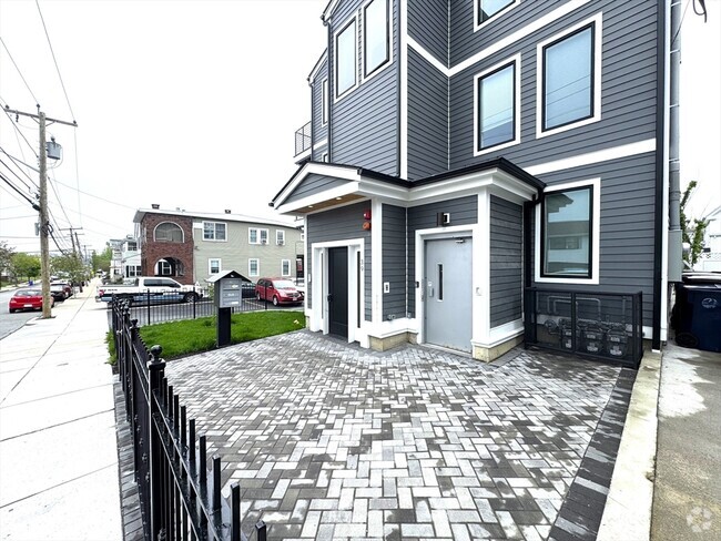 Building Photo - 39 Rich St Unit 1 Rental