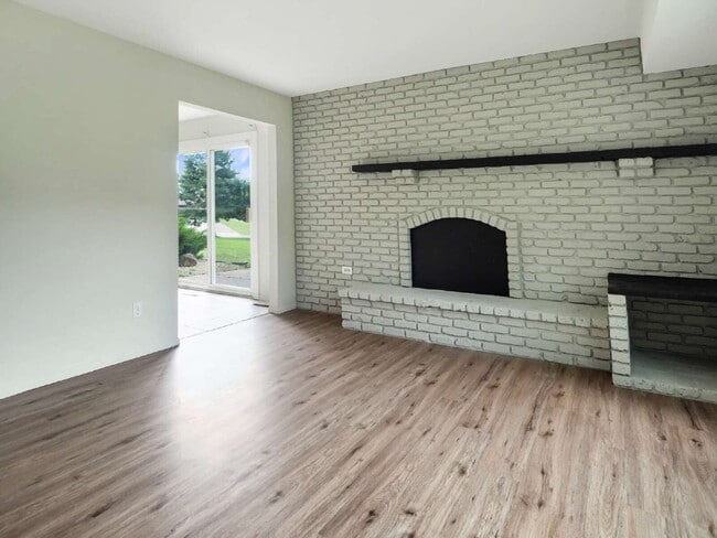 Building Photo - 3 Bed 2 Bath Corner Unit Townhome in Apple...