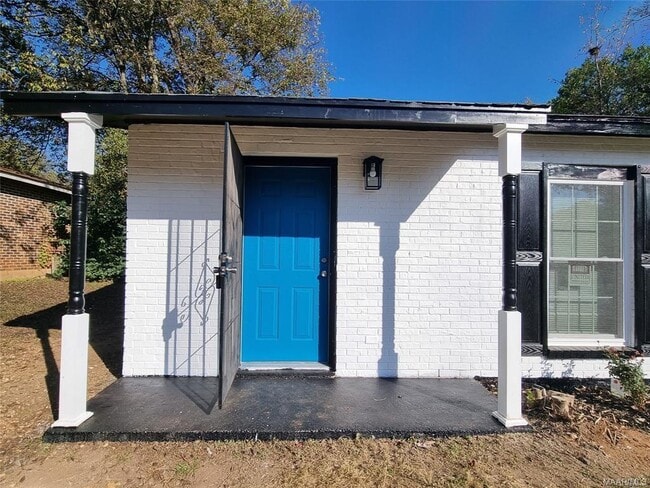 Photo - 2039 Winona Ave