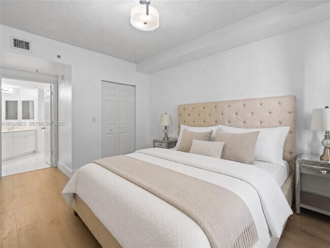 Photo - 17145 N Bay Rd Unidad 4311