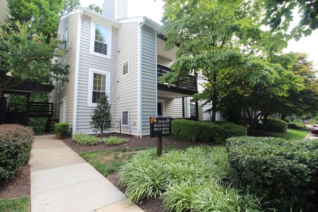 Building Photo - Large upper-level condo