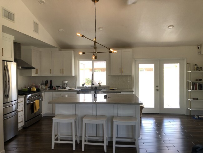 Building Photo - 2872 E Ventura Rd