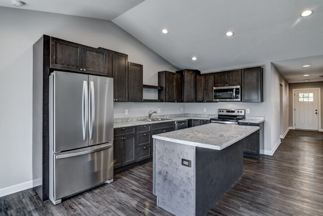 Building Photo - 600 W 9th St Unit B