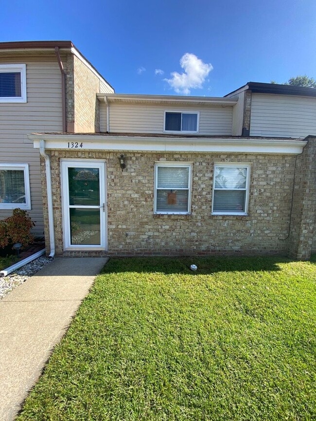 Building Photo - 2 Bedroom 1.5 Bath Townhome