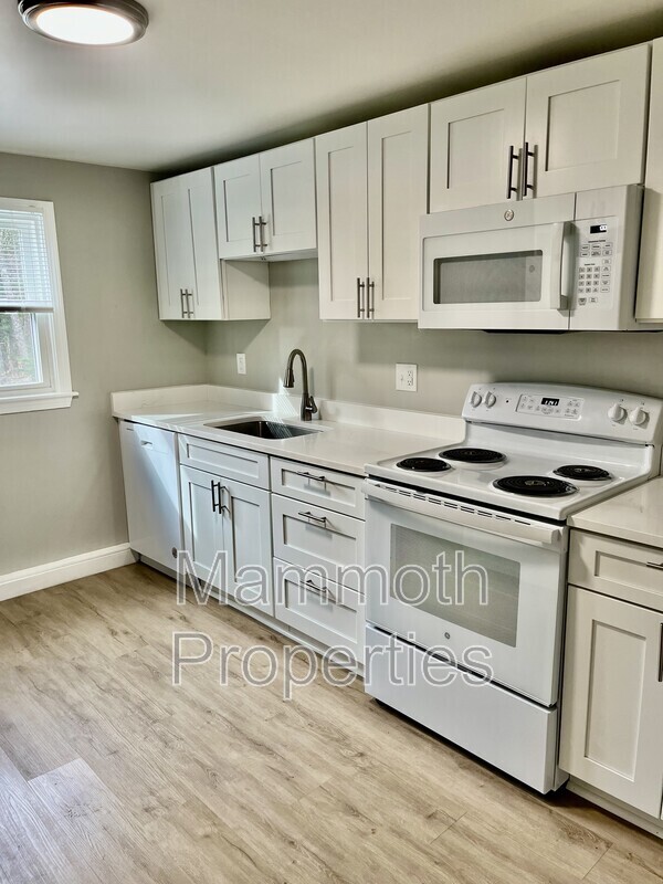 Building Photo - 9 Emerald Dr Unit 6