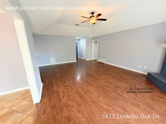 Photo - 5412 Leaning Oak Dr