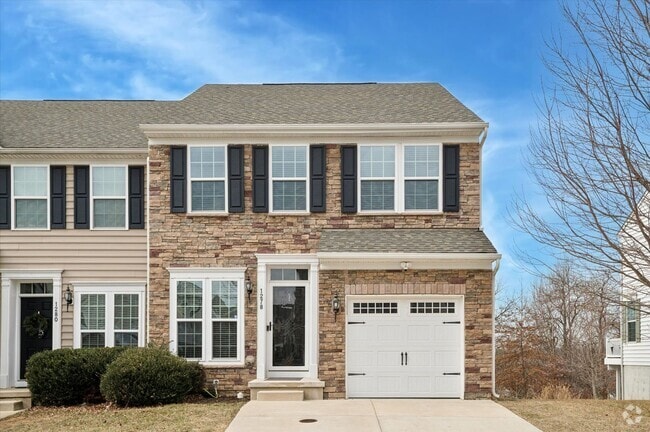 Building Photo - Stunning Town Home in Pike Creek