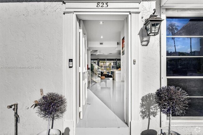 Building Photo - 823 NE 26th Ave Rental