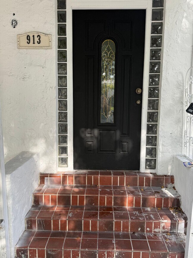 Photo - 913 NW 46th St