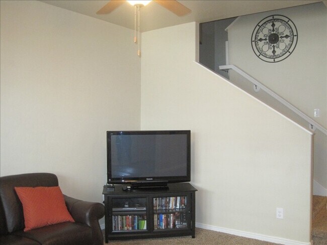 Photo - 911 Halstead Dr