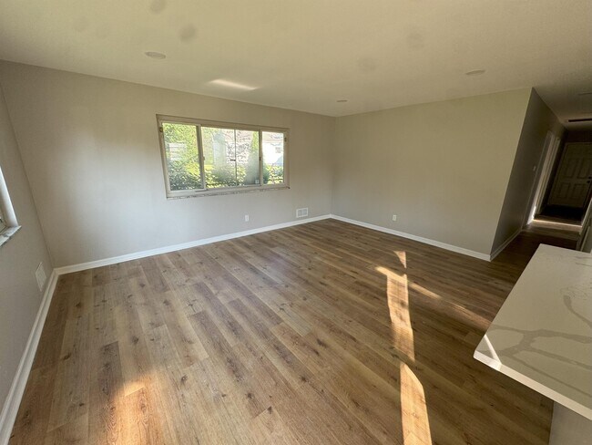 Photo - 1154 W 37th St