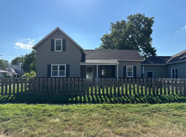 Building Photo - **Move in Ready** 3 bedroom close to downtown!