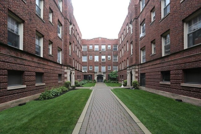 Building Photo - 3263 W Wrightwood Ave Unit 2Q
