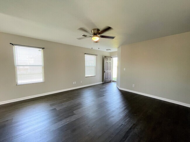 Photo - 200 Whitestone Dr NE