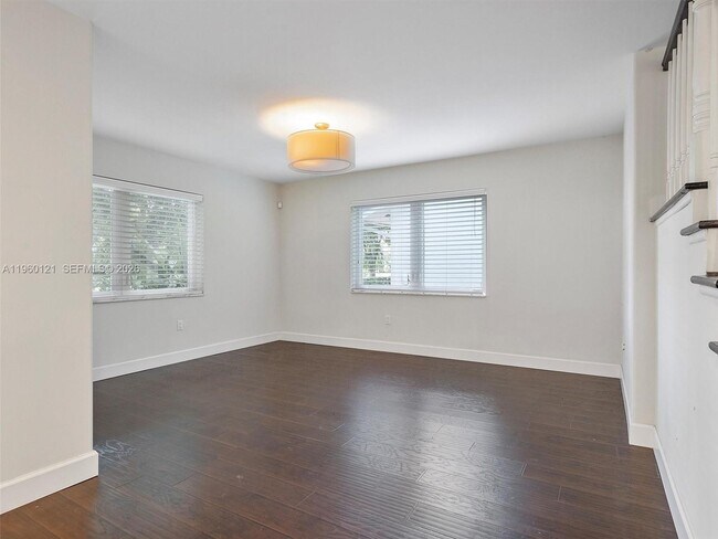 Photo - 5517 Sardinia St