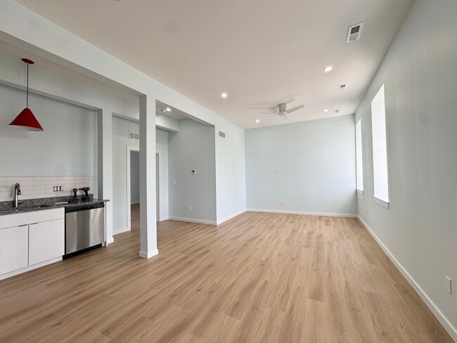 Photo - 517 Gillis St Unit 202