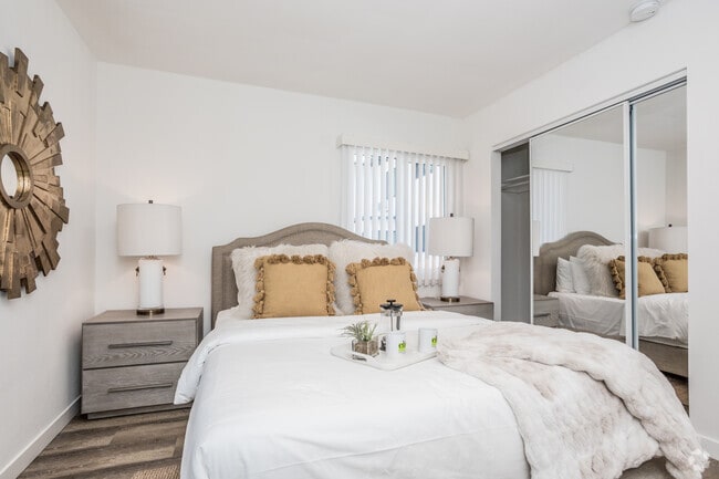 1HAB, 1BA - 700-775 ft² - Yosemite Garden Apartments